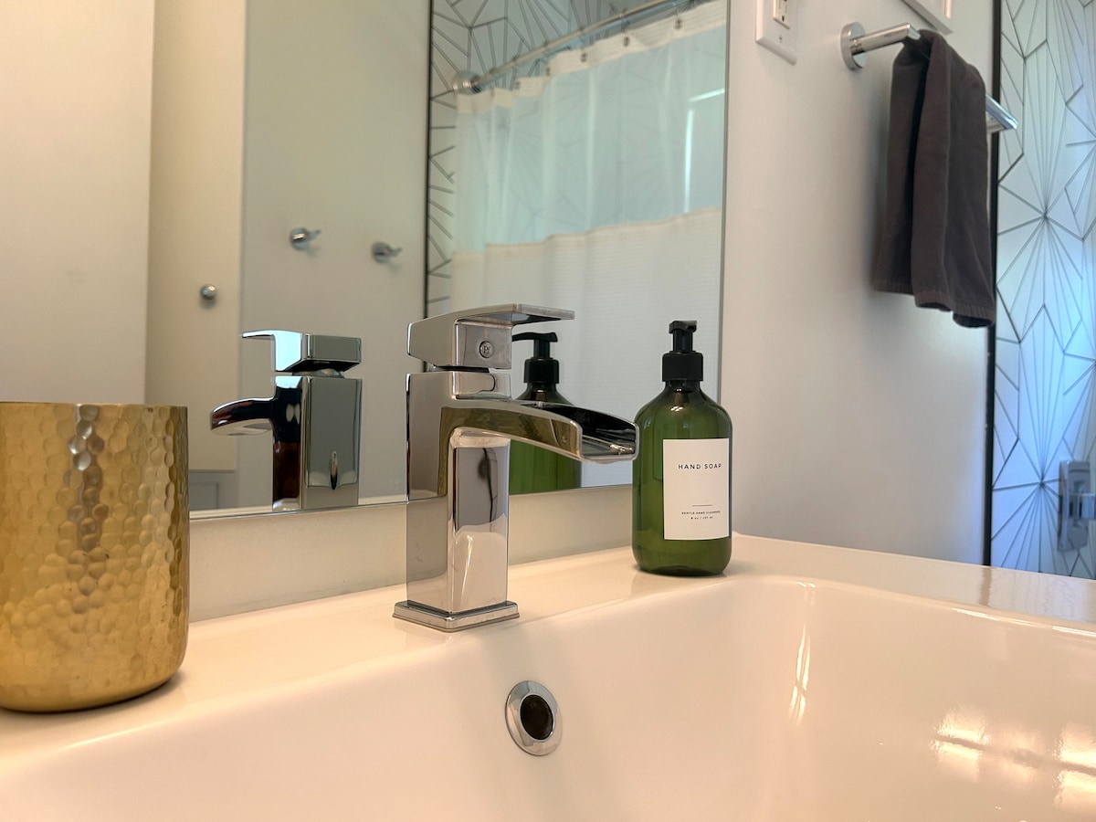 Modern Retreat / Free parking / close to DT & SoCo