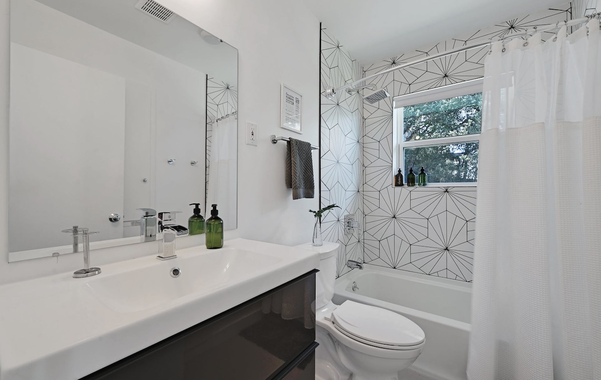 Modern Retreat / Free parking / close to DT & SoCo
