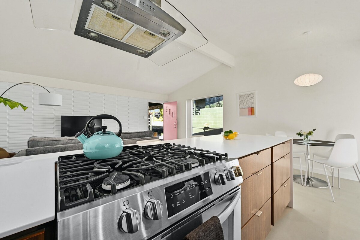 Modern Retreat / Free parking / close to DT & SoCo