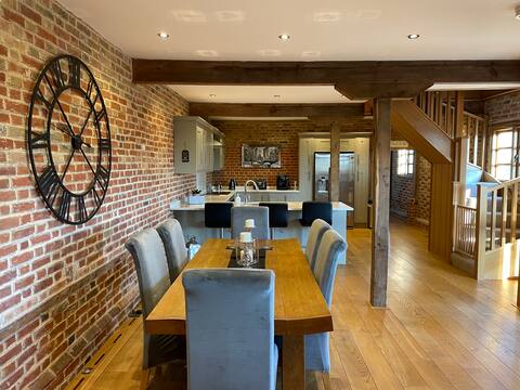 Spacious 5-Bed Barn in Essex Countryside