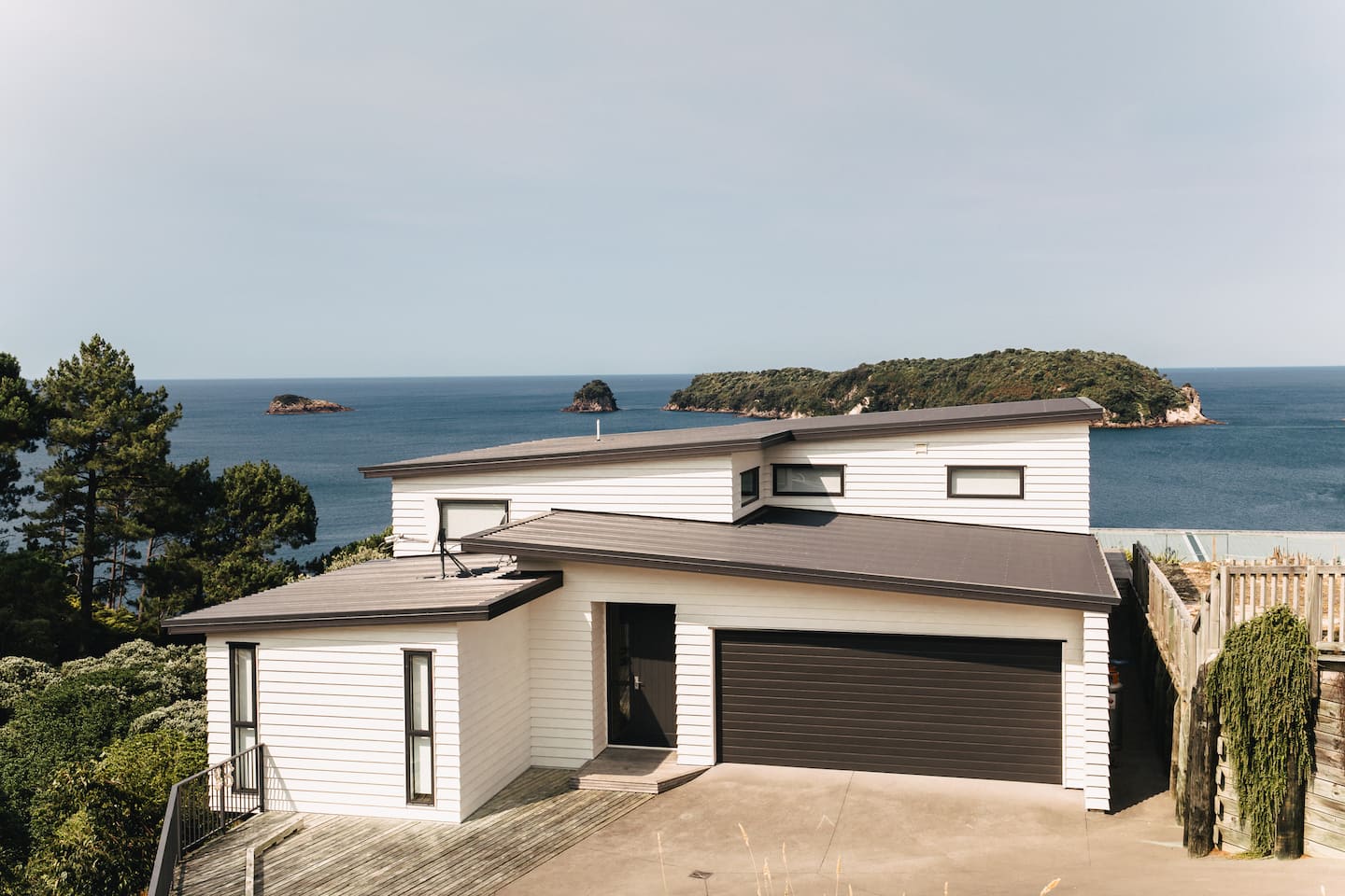 Pacific Views A 4 Bedroom, 3 Bathroom Holiday Home 2