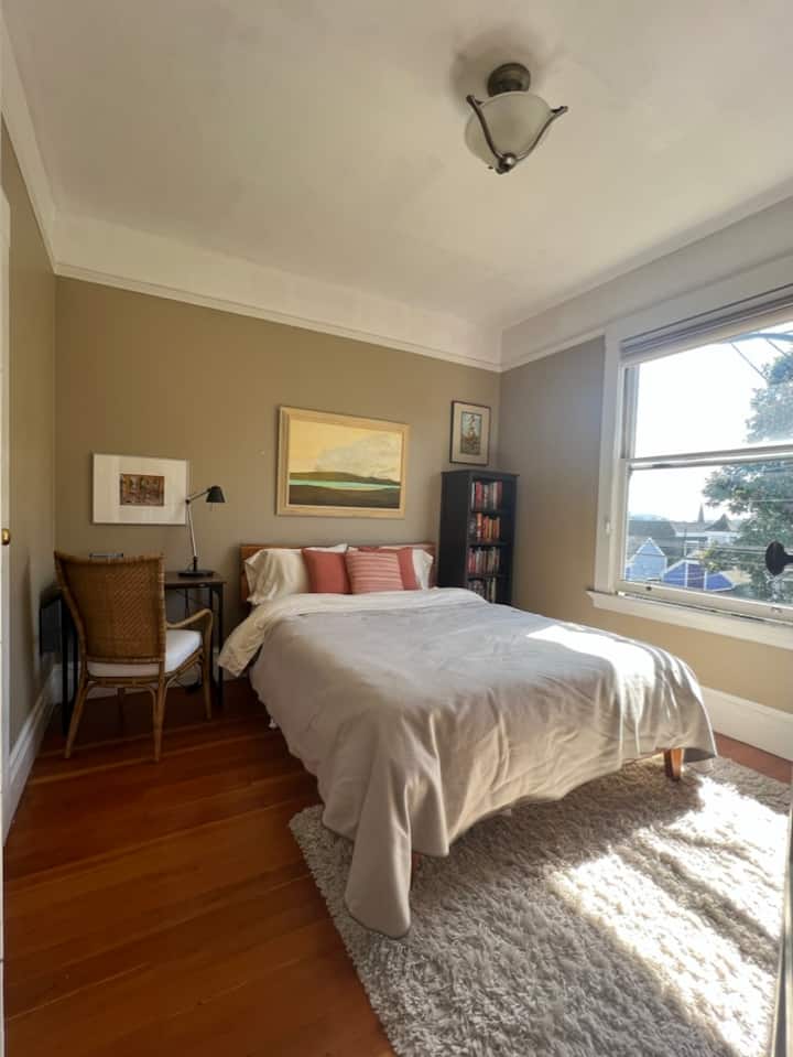 Втора спална соба со сончева јужна експозиција, душек со брачен кревет, биро, плакар, гардеробер и сенка за затемнување на собата. 