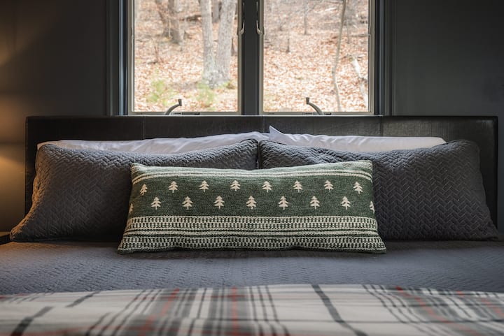 Bedroom 3- King bed with Roku tv