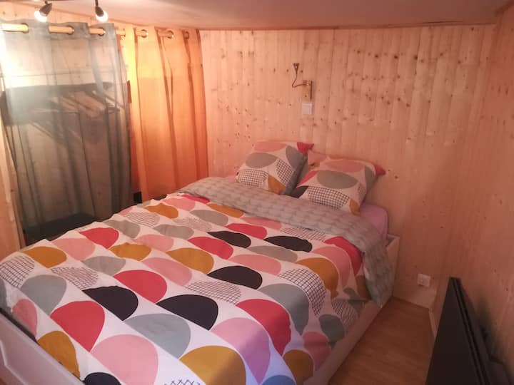 Уютно гнездо от 14 м2, с двойно легло и централно осветление, бюро, гардероб, достъп до баня и тоалетна и изглед към планините на 1600 арки, наречени двете глави... леглото ще бъде готово при пристигането ви. На разположение е бебешко легло.