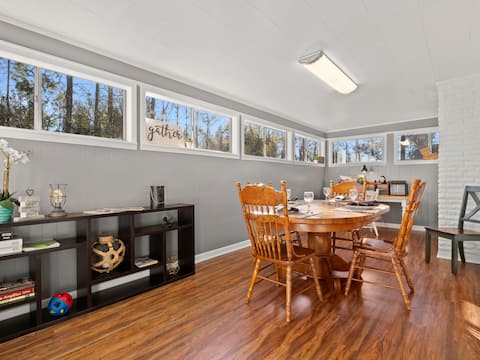 Cozy, CLEAN, Home-3 bed 2 bath-Electric Fireplace