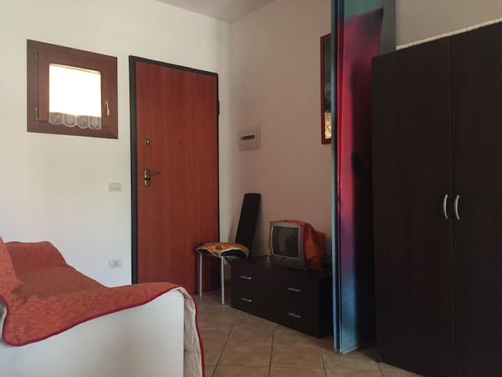 סלון עם טלוויזיה עם מסך שטוח חדש בגודל 32אינץ 'וספה נפתחת עם וילון איקאה לאזור שינה ל -5/6 אנשים 