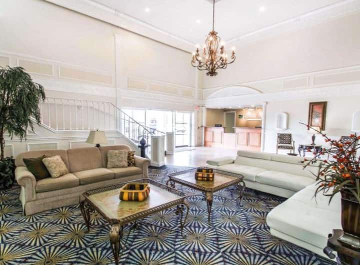 Lovely 1 bedroom w/ pool 5minutes from Airport! Bed and breakfasts