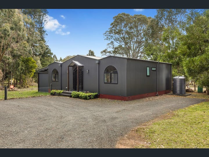 Greygrove of Trentham cosy charm among the gums Houses for Rent in Trentham, Victoria