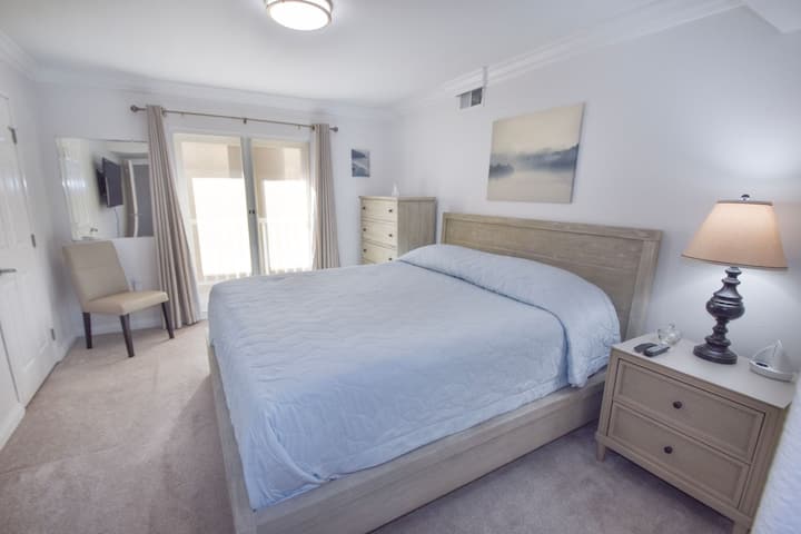 Dormitorio 3, cama tamaño king, TV, puerta corrediza al balcón sur, acceso al baño Jack-and-Jill (2), cofre, mesita de noche con energía.

