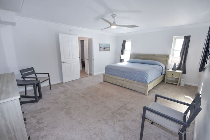 Dormitorio principal, cama tamaño king, baño privado (ducha), cómoda con espejo, vestidor, vista al estuario.