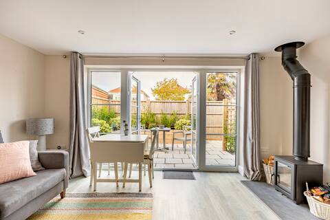Perfect little house walking distance to beach