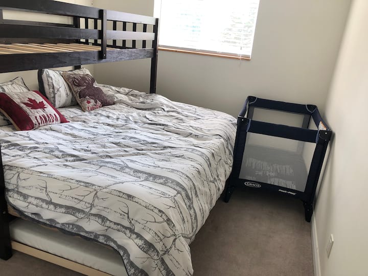 Dormitorio 2 con litera individual sobre cama tamaño king con cama nido 