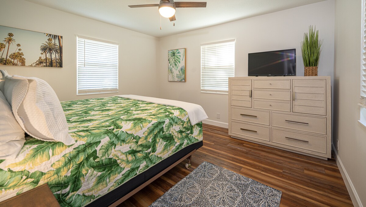 Спална соба инспирирана од тропските предели со буен декор, пријатни вибрации и многу природна светлина!