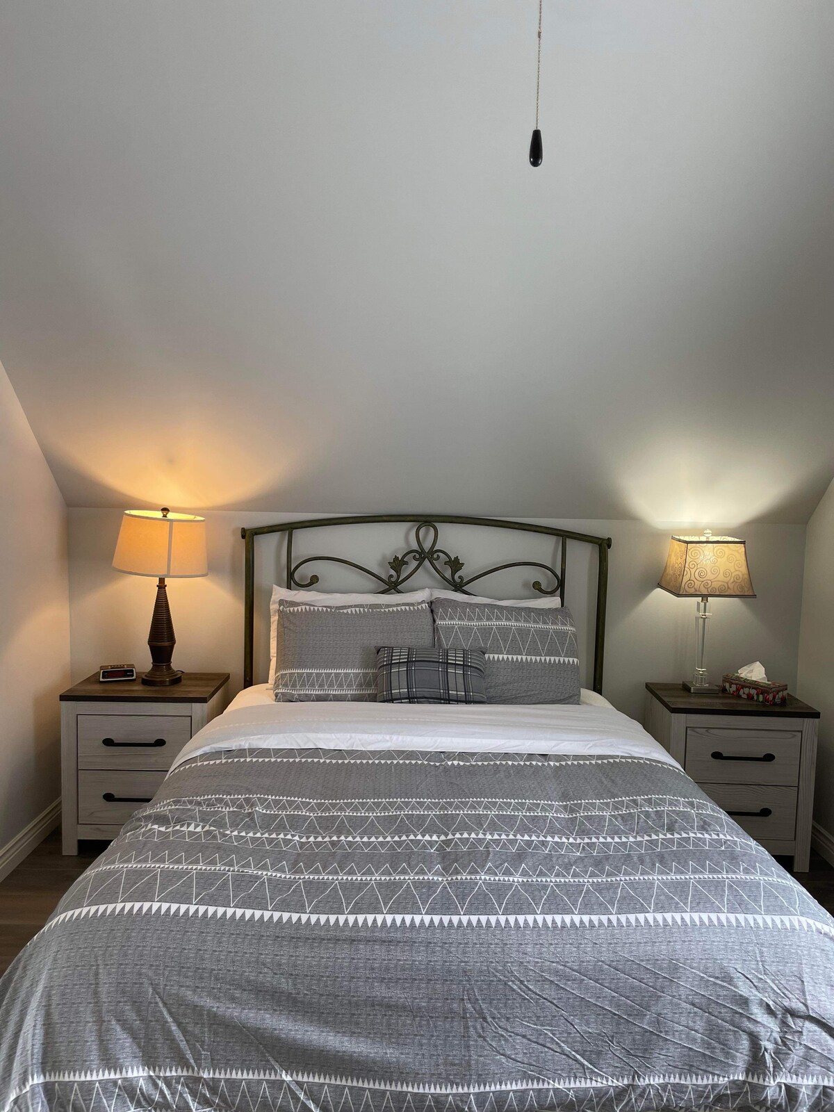 Chumba cha kulala chenye amani na kitanda cha Ukubwa wa Malkia juu ya ghorofa