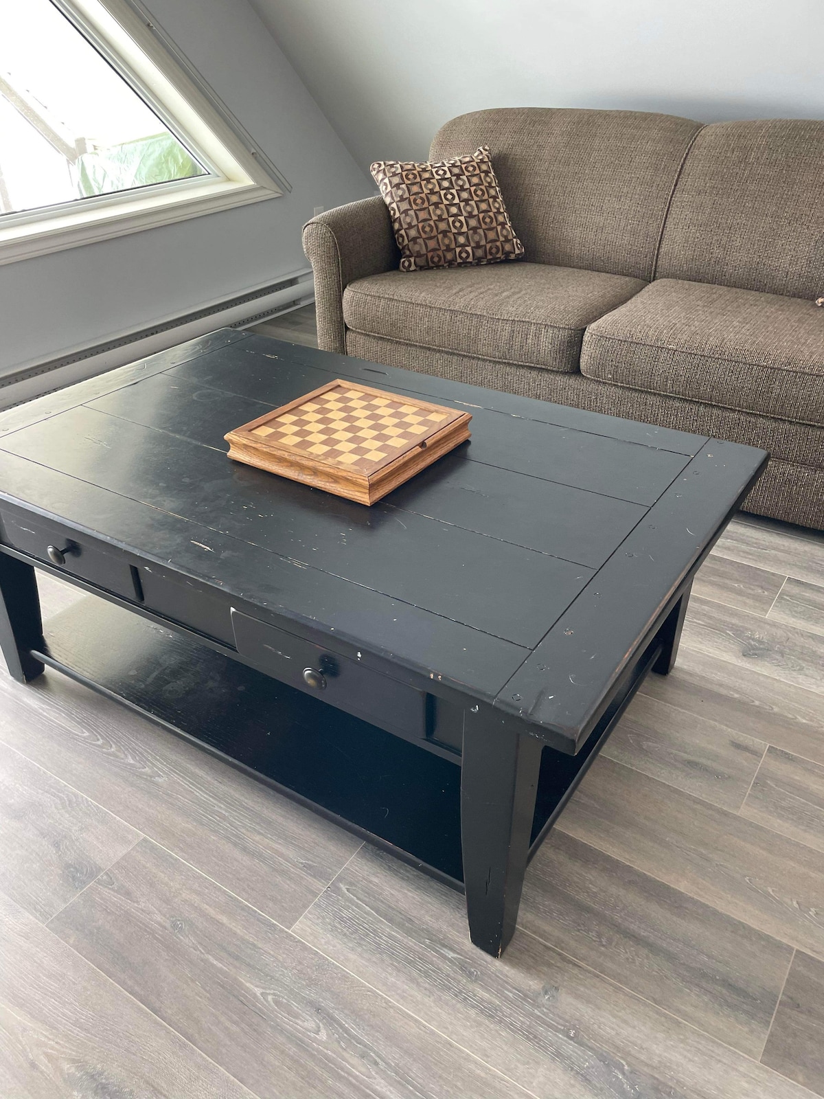 Vuta kochi kwenye roshani ya ghorofa ya juu/sehemu ya sebule.