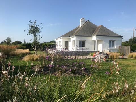 Quiet house, large garden close to the sea.