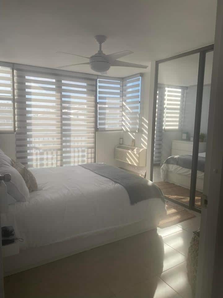 غرفة نوم رئيسية مع حمام