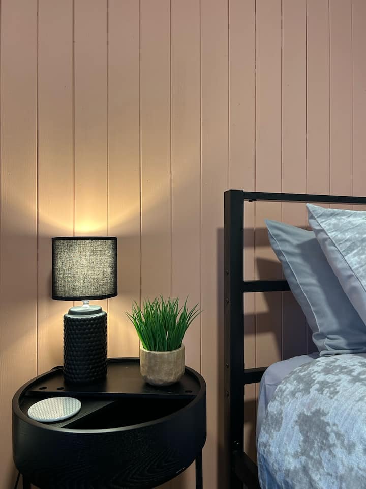 חדר שינה עם שתי תכונות