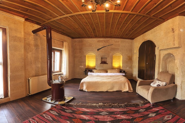 SERENE 1:  A spacious open-plan room made of traditional Cappadocia stone.  The fireplace (soba) will keep you toasty warm in the winter months,
--------------------------------------------
SERENE 1: Geleneksel Kapadokya taşından yapılmış geniş, açık