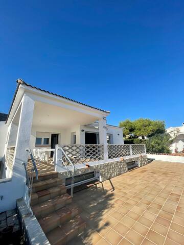 Amazing beachfront family home gallery image 2