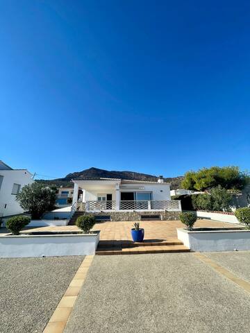 Amazing beachfront family home gallery image 3