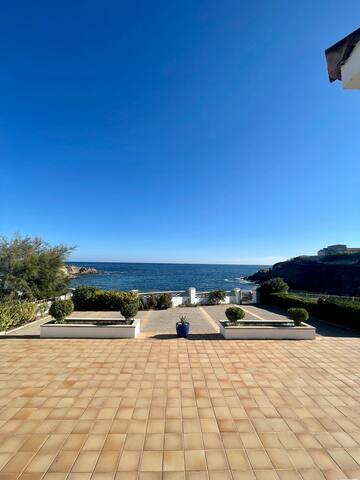 Amazing beachfront family home