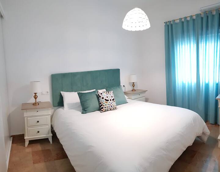 Dormitorio principal: Cama con colchón viscoelástico de 150x190.