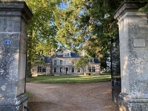 Castle between Paris & Lyon: 15 + beds.
