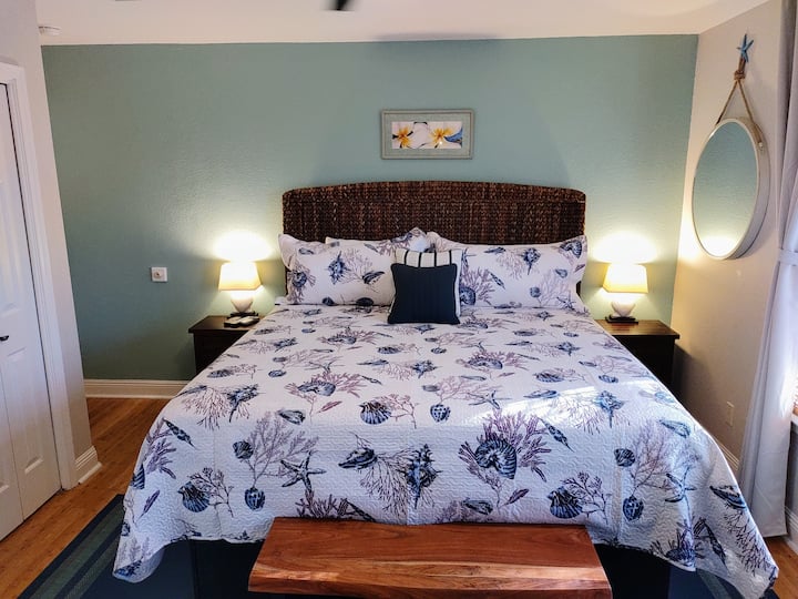 سرير بحجم كينغ في غرفة النوم رقم2 في الطابق الثاني