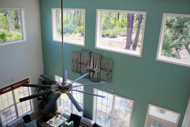 أسقف مقببة مع إطلالات على ملعب الجولف.