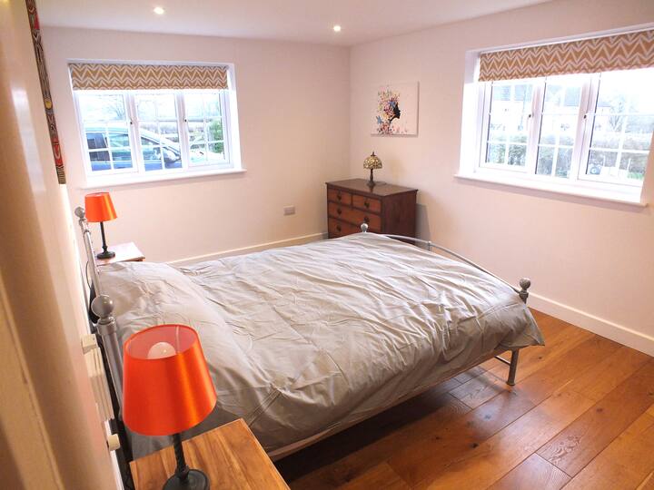 Dormitorio tamaño king con cómoda y armario