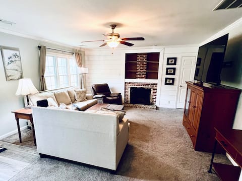 Charming In-Town Home Close to Dining & Shops, UGA