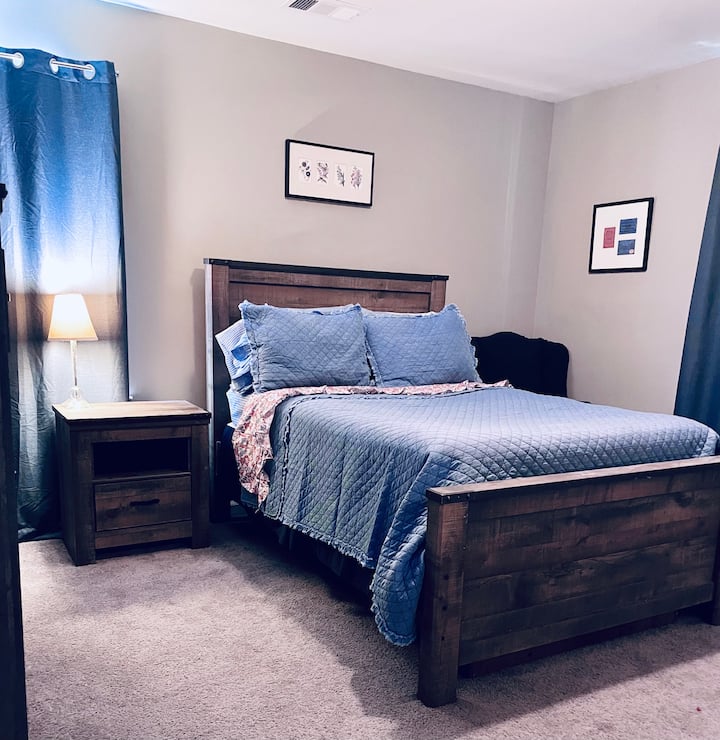 Dhomë gjumi me krevat dopio rreth qoshes nga padroni. Shtroja Ralph Lauren dhe një televizor me përmasa të bukura