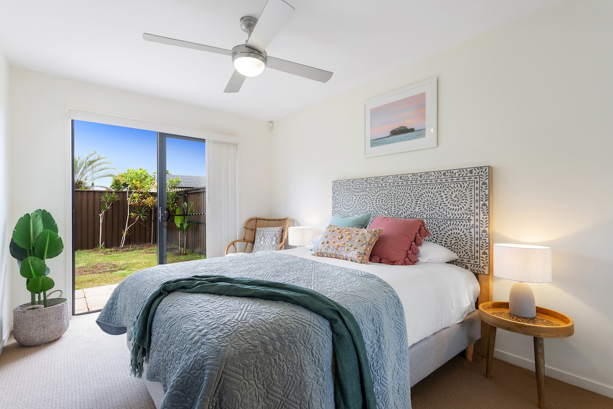 Camera da letto 1 al piano inferiore con letto matrimoniale super confortevole e guardaroba. Ventilatore a soffitto e ingresso privato al giardino.