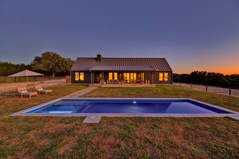 Luxury Bunkhouse, 14 Acres, Pool, Hot Tub & views