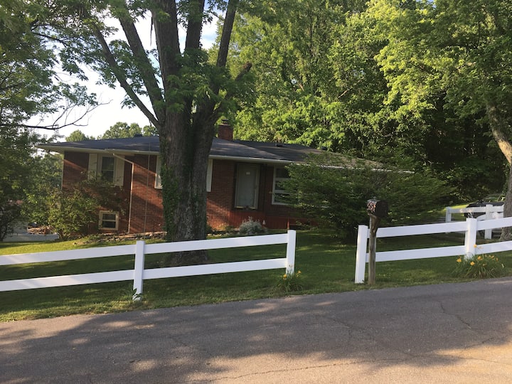 Oakley Place, Sunny 3 Bed, 1 Bath Houses for Rent in Kingsport