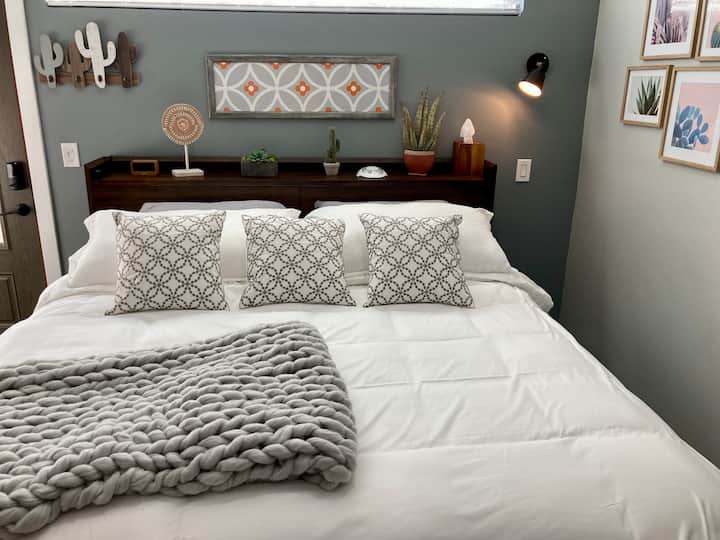 特大号双人床，配备12英寸绿茶床垫和记忆泡沫床垫，配备有机竹床单和优质枕头