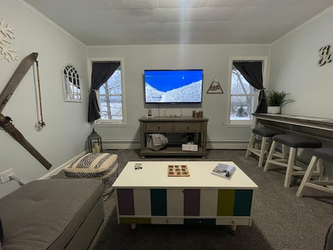 Cozy Getaway with King Bed Close To Jay Peak!