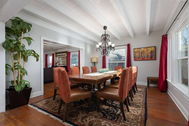 Grand Performance Home 3 min to Downtown Stockyard gallery image 2