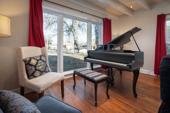 Grand Performance Home 3 min to Downtown Stockyard gallery image 3