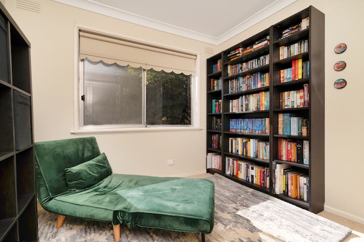 Bibliotheek en studeerkamer, en de groene stoel verandert in een eenpersoons uitschuifbaar bed