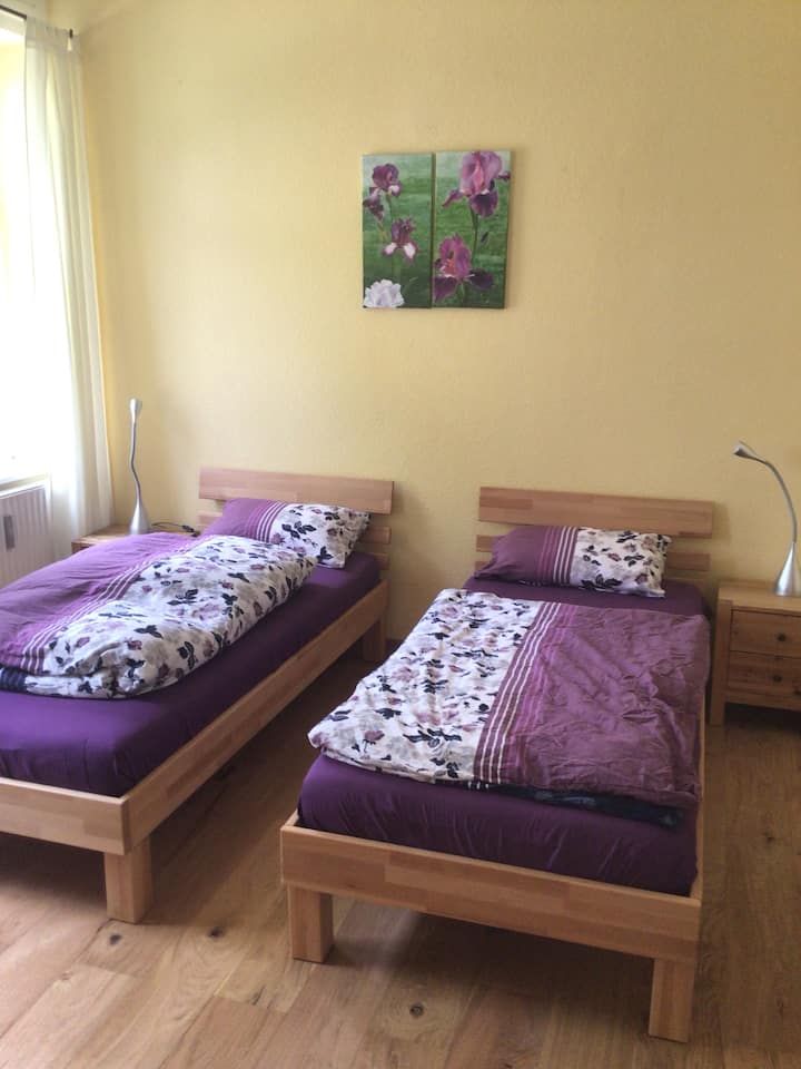 Ika -1 silid - tulugan
Puwedeng gawin ang mga higaan bilang double o single na higaan