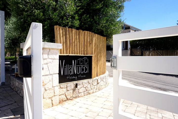 VILLA NUCCI – Holiday Hause – con jacuzzi esterne gallery image 4