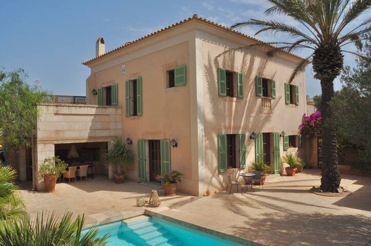 Charmantes Dorfhaus mit Pool und Dachterrasse