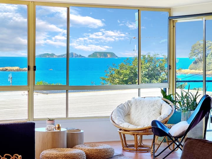 Caseys Beach - 80m to Beach, Ocean Views with Spa!