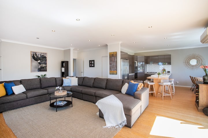 Caseys Beach - 80m To Beach, Ocean Views With Spa! - Batemans Bay