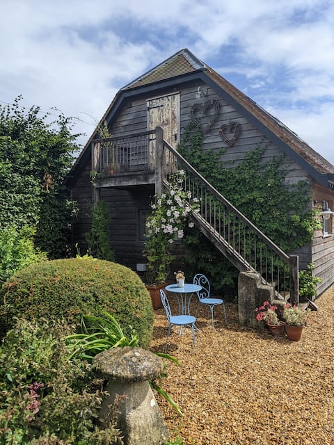 The Hideaway Loft. Pool*, Sauna, Gym, Yoga classes