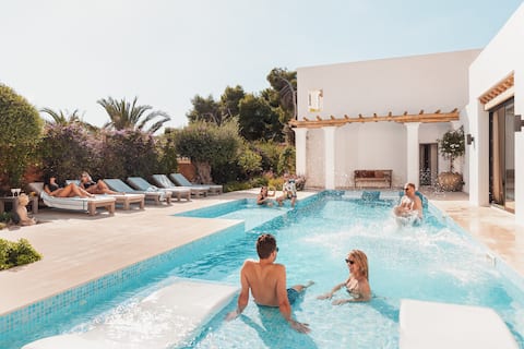 Anuncio de Airbnb popular: Villa Mares Del Tiempo – Exclusive beachside & chef service en Teulada