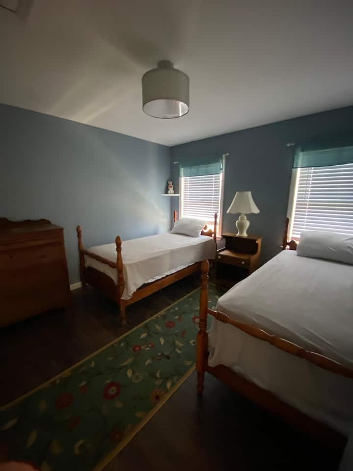 Dos camas individuales en el dormitorio de arriba 