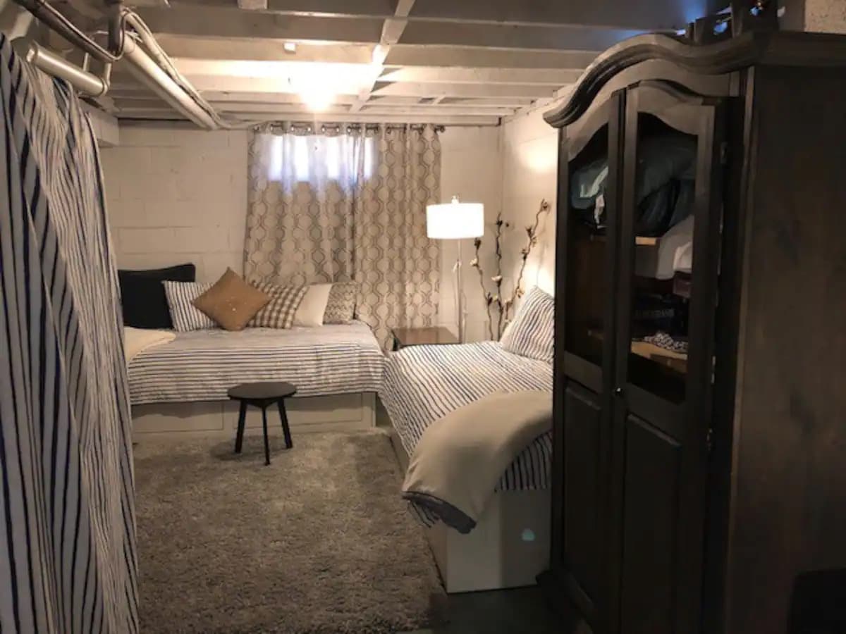 Podrumski kreveti s 2 odvojena kreveta/TV soba